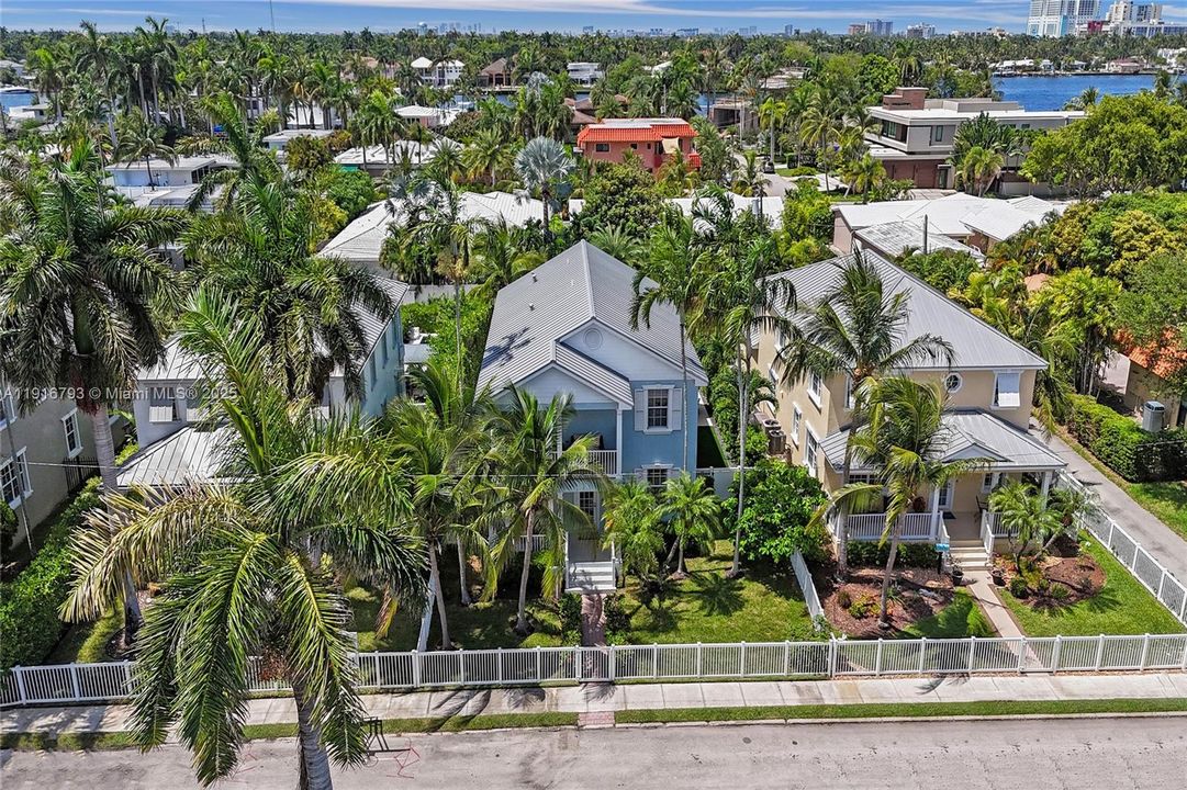 En Venta: $1,650,000 (4 camas, 3 baños, 2700 Pies cuadrados)