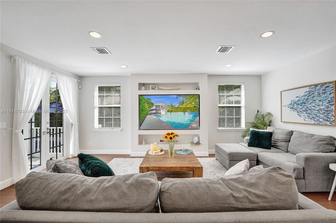 En Venta: $1,650,000 (4 camas, 3 baños, 2700 Pies cuadrados)