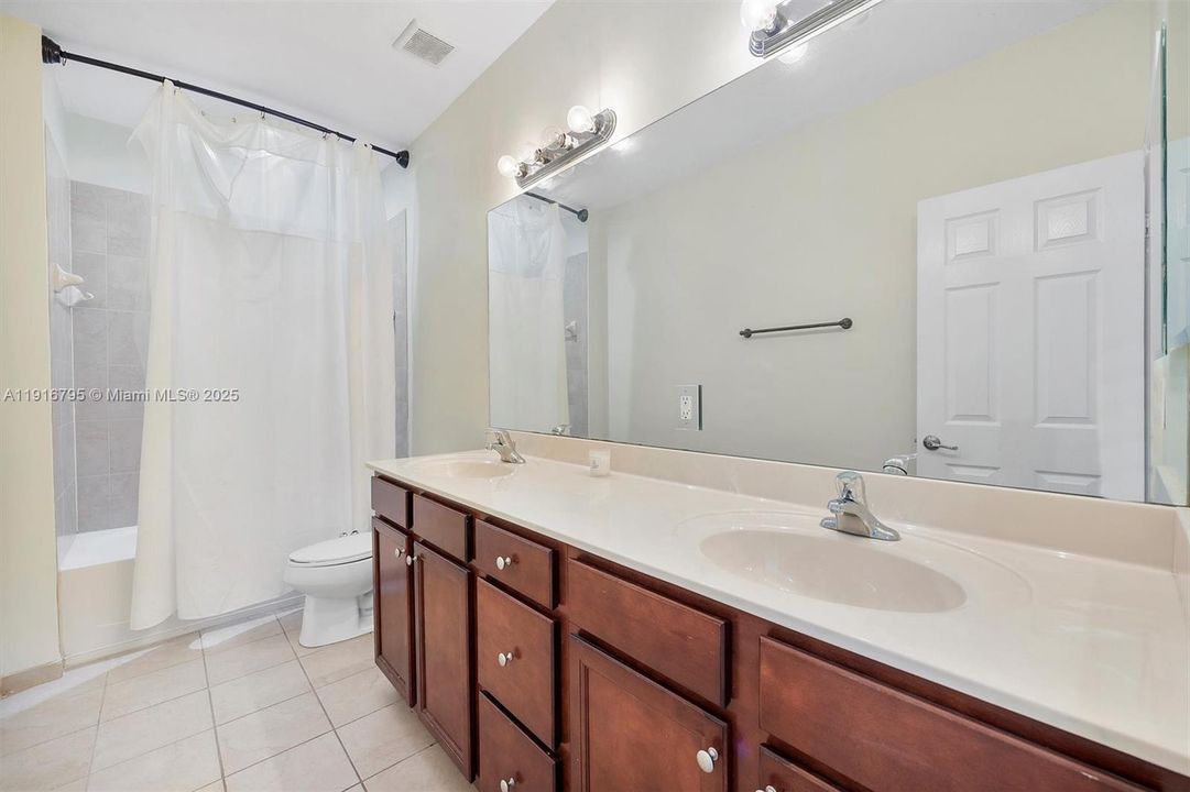 待售: $645,000 (5 贝兹, 3 浴室, 2924 平方英尺)