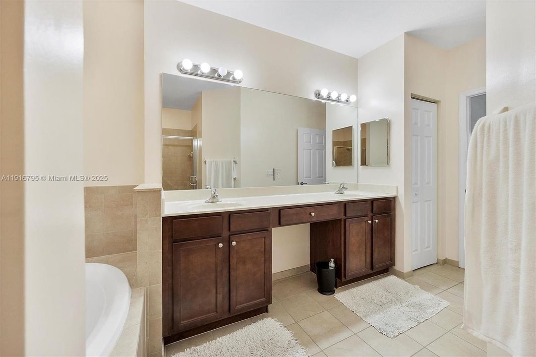 待售: $645,000 (5 贝兹, 3 浴室, 2924 平方英尺)