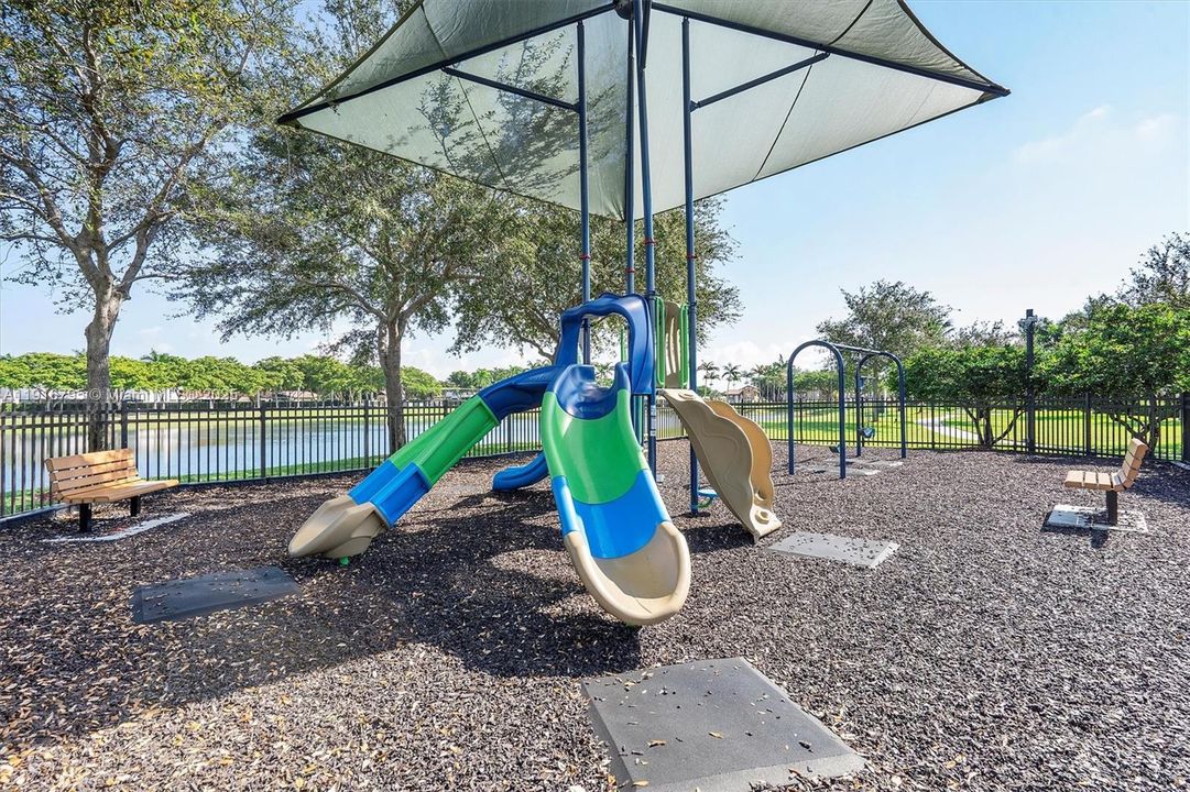 待售: $645,000 (5 贝兹, 3 浴室, 2924 平方英尺)