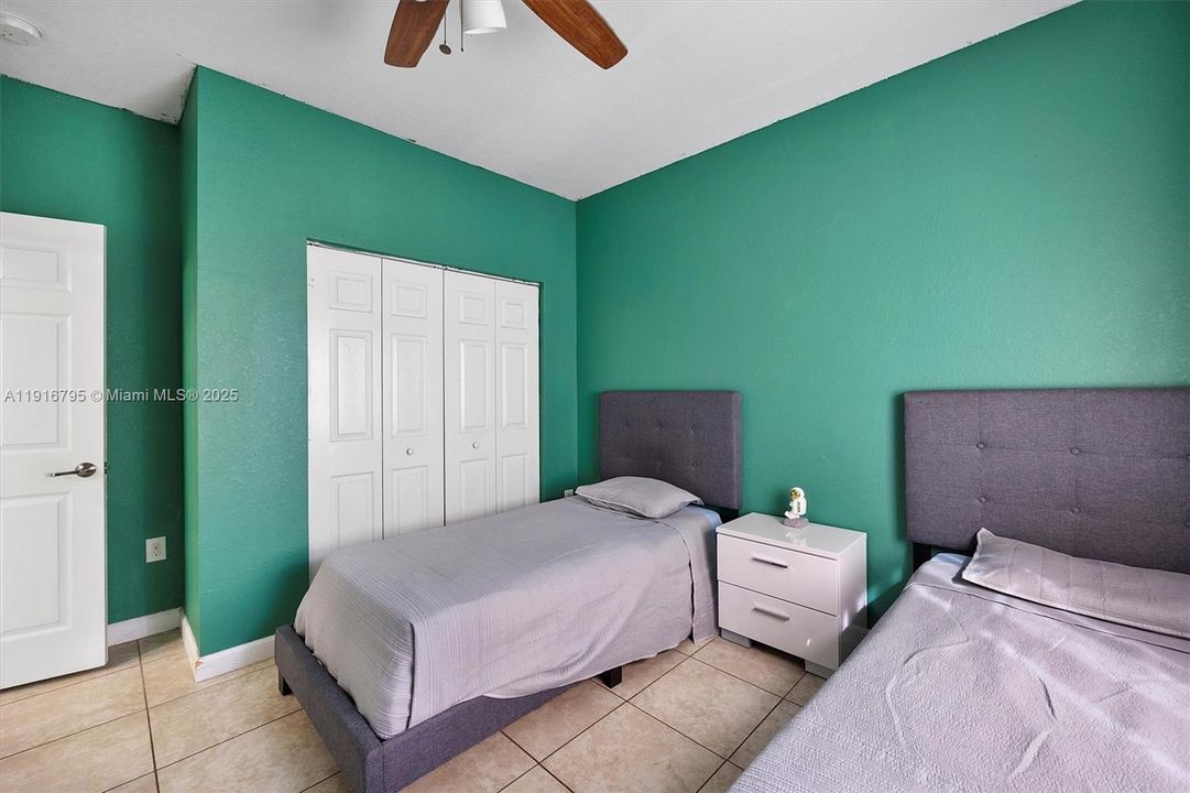 待售: $645,000 (5 贝兹, 3 浴室, 2924 平方英尺)