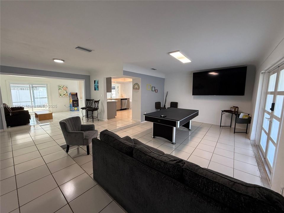 出租: $4,300 (4 贝兹, 2 浴室, 1773 平方英尺)