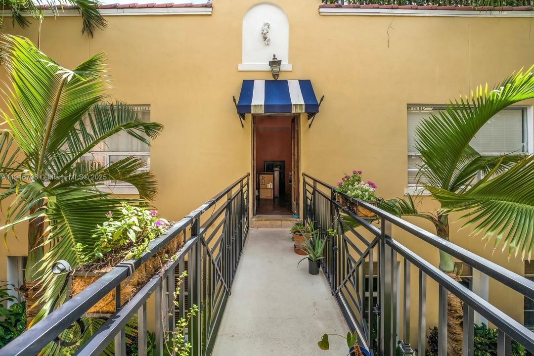 For Sale: $420,000 (1 beds, 1 baths, 603 Square Feet)