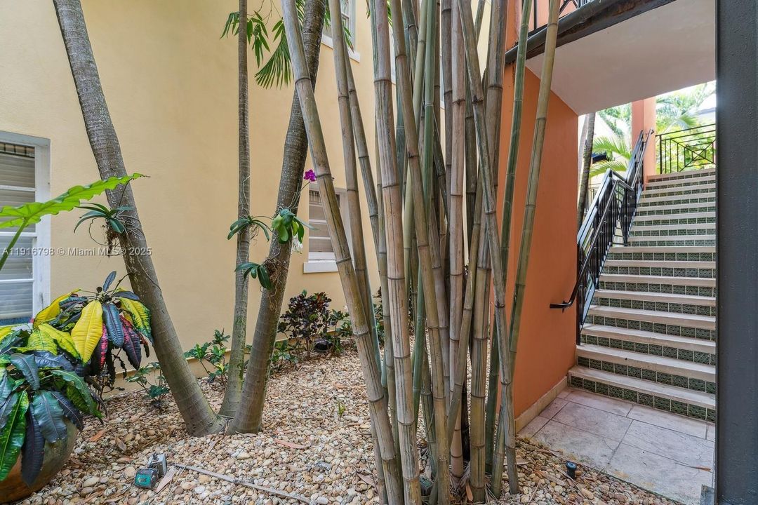 For Sale: $420,000 (1 beds, 1 baths, 603 Square Feet)