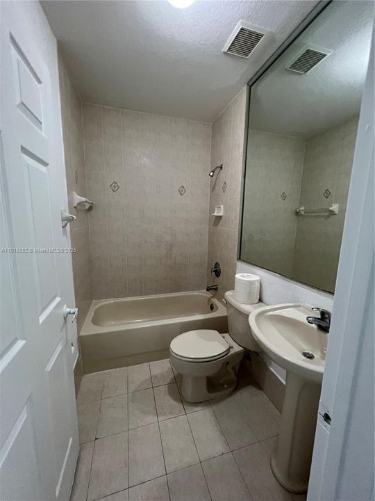 出租: $2,200 (2 贝兹, 2 浴室, 982 平方英尺)