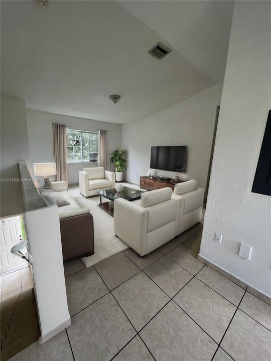 出租: $2,200 (2 贝兹, 2 浴室, 982 平方英尺)