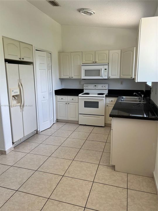 出租: $2,200 (2 贝兹, 2 浴室, 982 平方英尺)