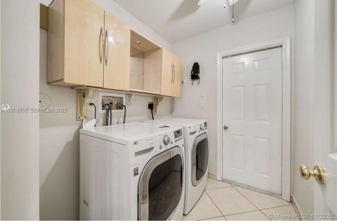 В аренду: $3,495 (3 спален, 2 ванн, 1663 Квадратных фут)