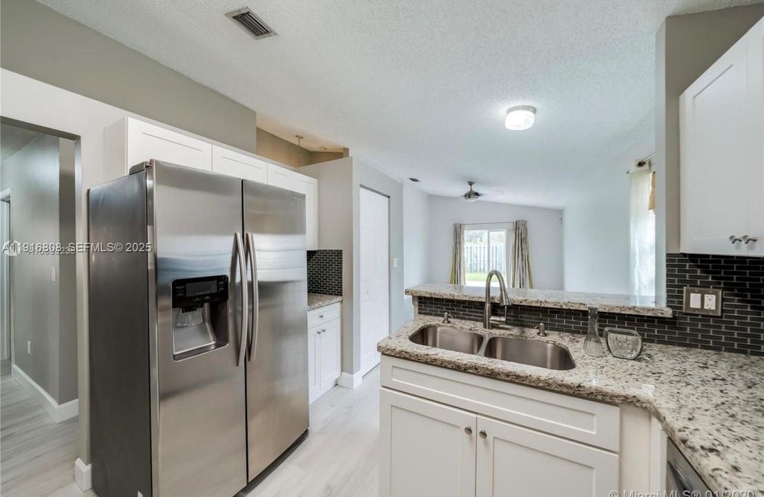 В аренду: $3,495 (3 спален, 2 ванн, 1663 Квадратных фут)