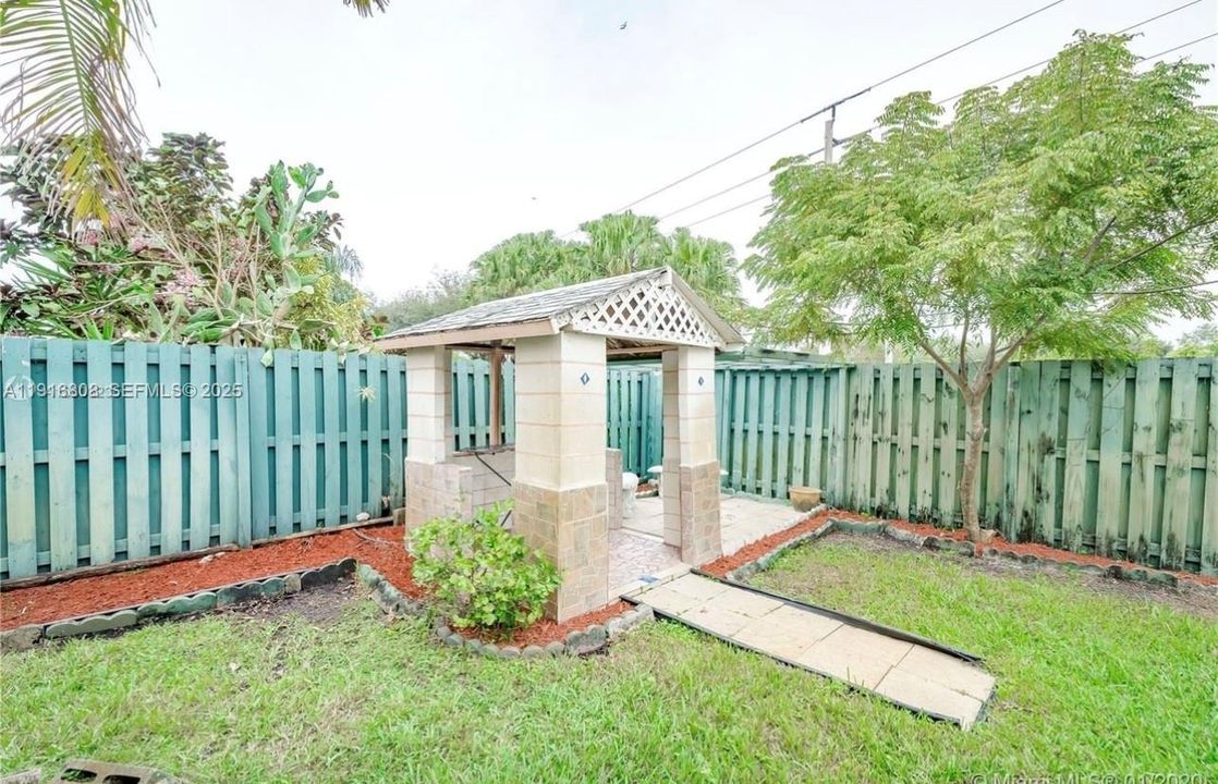 В аренду: $3,495 (3 спален, 2 ванн, 1663 Квадратных фут)