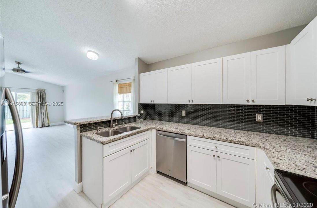 В аренду: $3,495 (3 спален, 2 ванн, 1663 Квадратных фут)