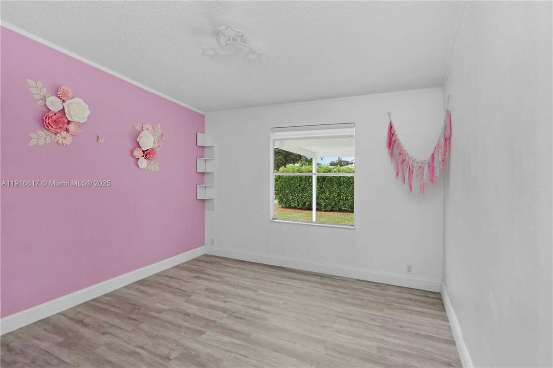 合同活跃: $2,200 (2 贝兹, 1 浴室, 1300 平方英尺)