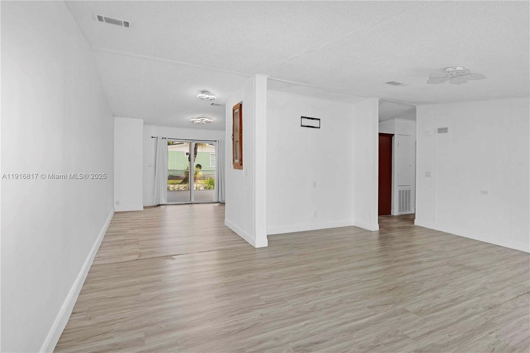 合同活跃: $2,200 (2 贝兹, 1 浴室, 1300 平方英尺)