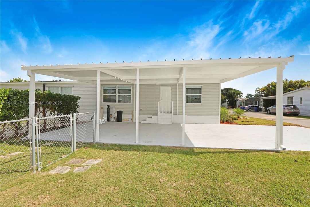 合同活跃: $2,200 (2 贝兹, 1 浴室, 1300 平方英尺)