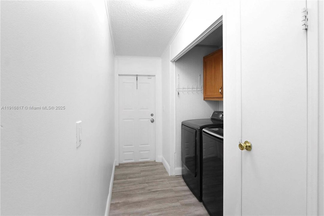 合同活跃: $2,200 (2 贝兹, 1 浴室, 1300 平方英尺)