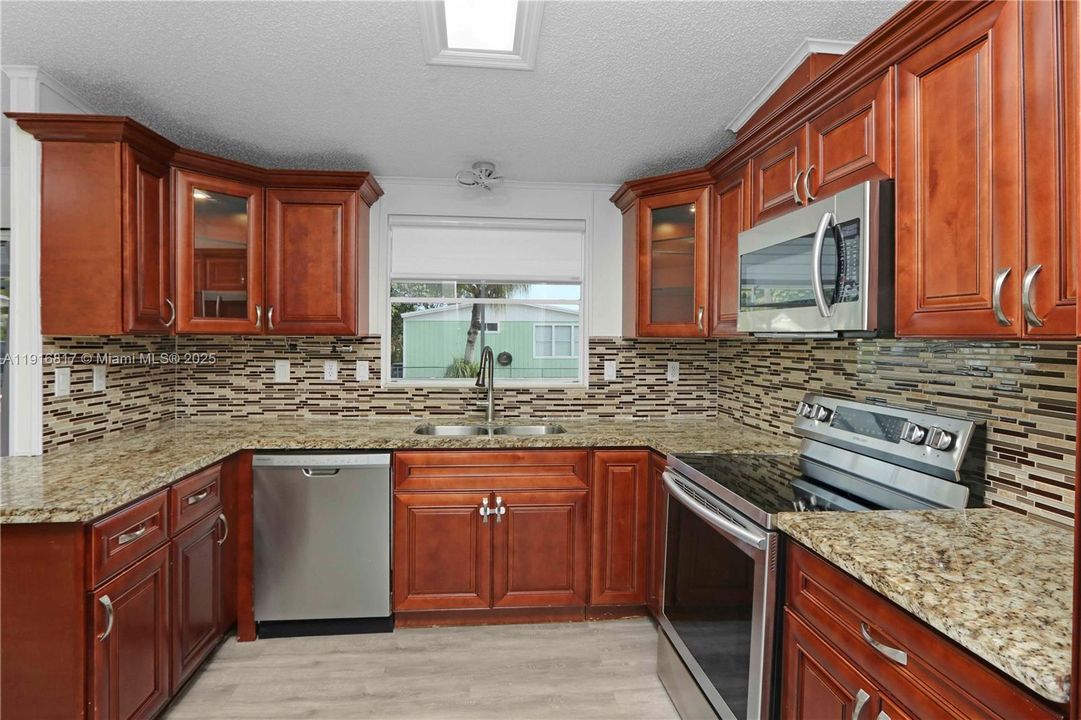 合同活跃: $2,200 (2 贝兹, 1 浴室, 1300 平方英尺)