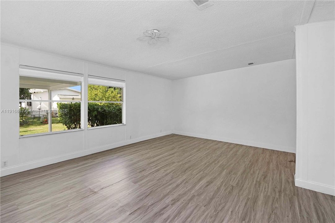 合同活跃: $2,200 (2 贝兹, 1 浴室, 1300 平方英尺)