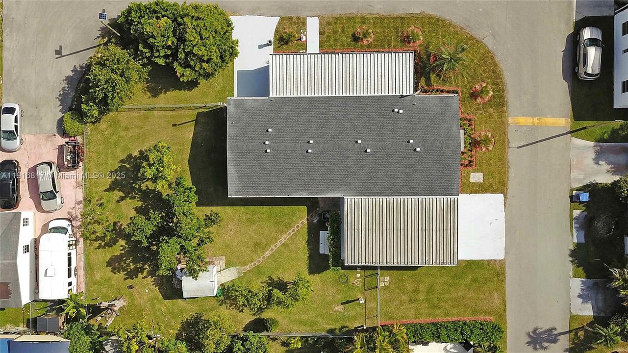 合同活跃: $2,200 (2 贝兹, 1 浴室, 1300 平方英尺)