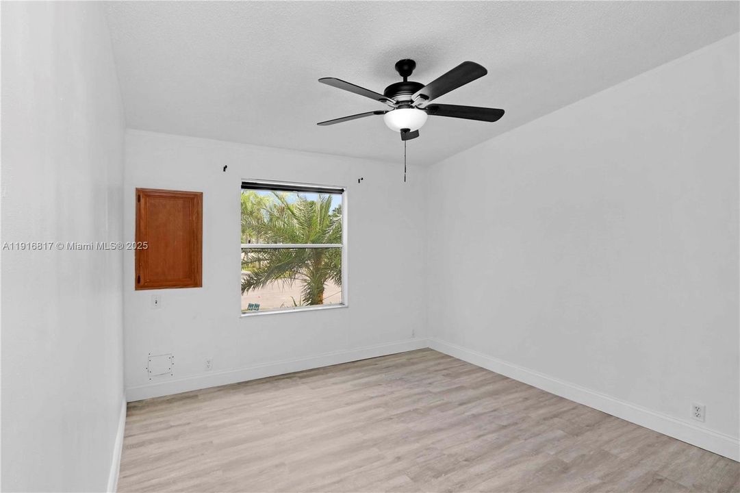 合同活跃: $2,200 (2 贝兹, 1 浴室, 1300 平方英尺)