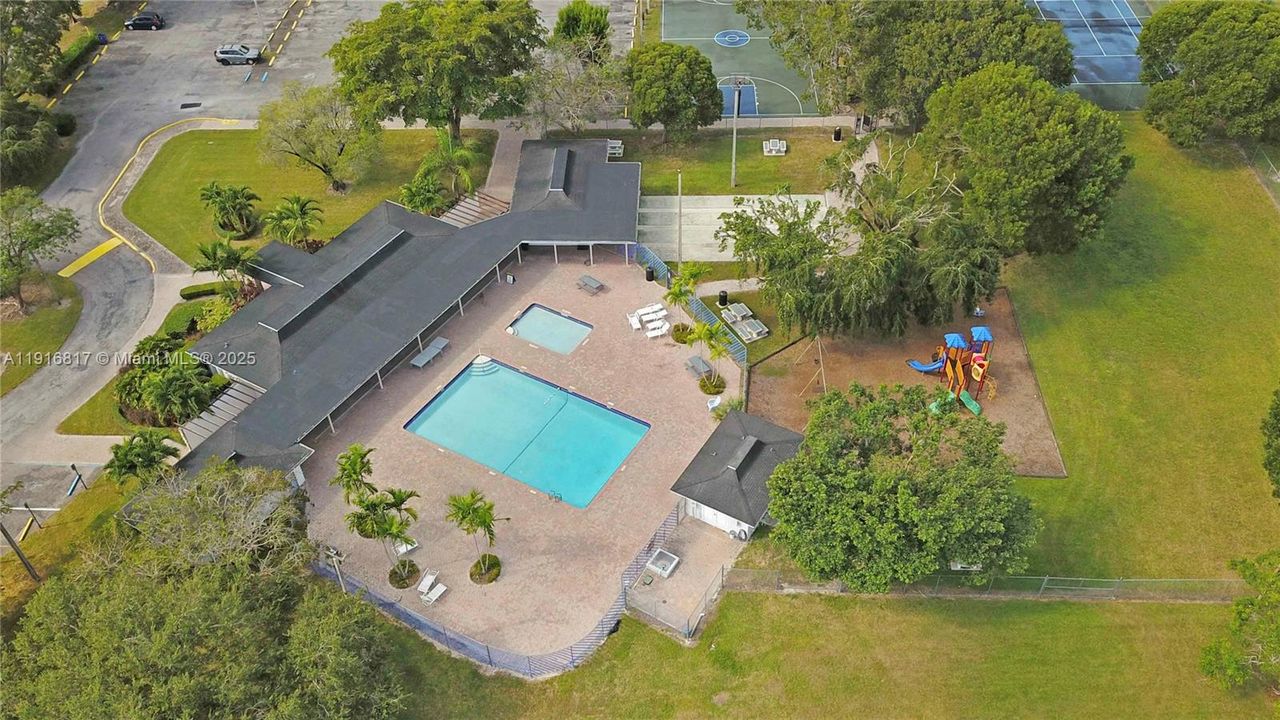 合同活跃: $2,200 (2 贝兹, 1 浴室, 1300 平方英尺)