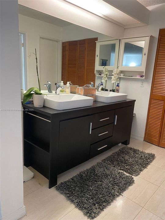 For Rent: $2,450 (2 beds, 2 baths, 1334 Square Feet)