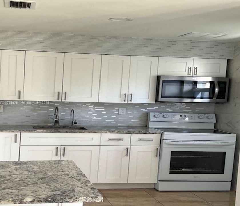 Под контрактом: $2,700 (3 спален, 2 ванн, 1339 Квадратных фут)