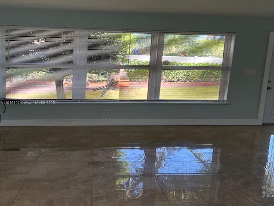 Под контрактом: $2,700 (3 спален, 2 ванн, 1339 Квадратных фут)