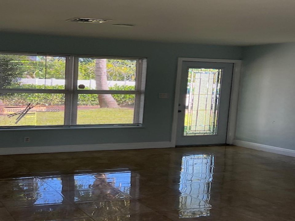 Под контрактом: $2,700 (3 спален, 2 ванн, 1339 Квадратных фут)