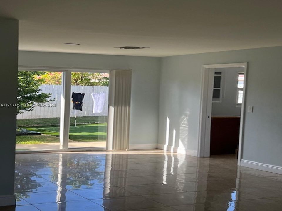 Под контрактом: $2,700 (3 спален, 2 ванн, 1339 Квадратных фут)