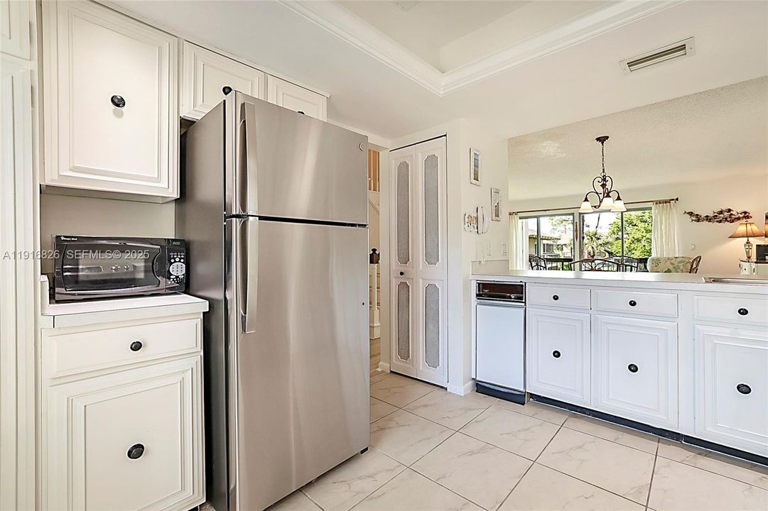 待售: $235,000 (2 贝兹, 2 浴室, 1230 平方英尺)