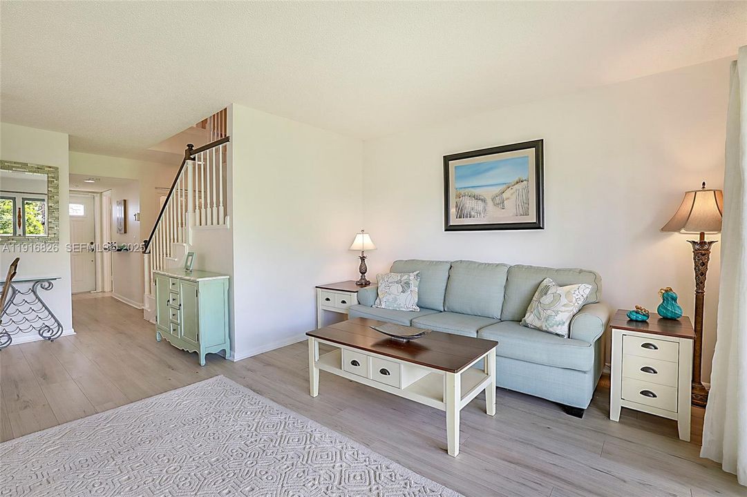 待售: $235,000 (2 贝兹, 2 浴室, 1230 平方英尺)