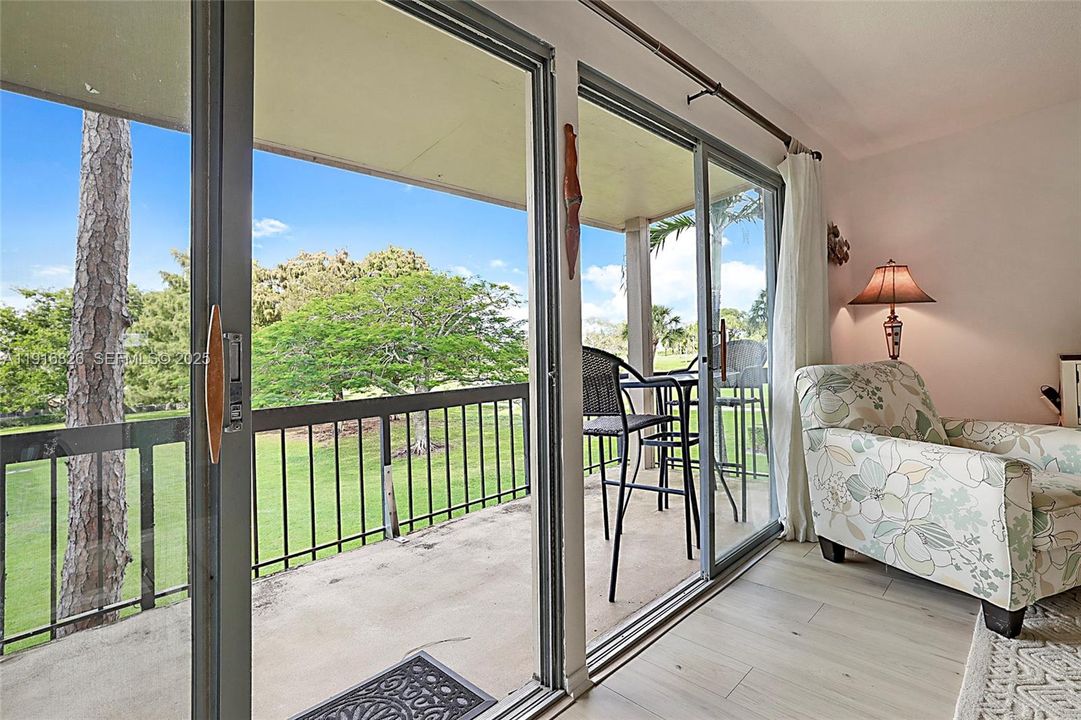 待售: $235,000 (2 贝兹, 2 浴室, 1230 平方英尺)