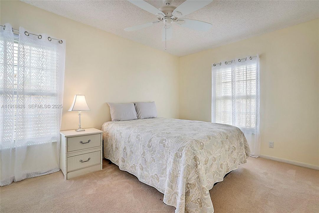 待售: $235,000 (2 贝兹, 2 浴室, 1230 平方英尺)