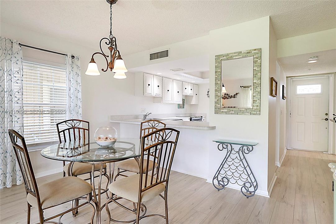 待售: $235,000 (2 贝兹, 2 浴室, 1230 平方英尺)