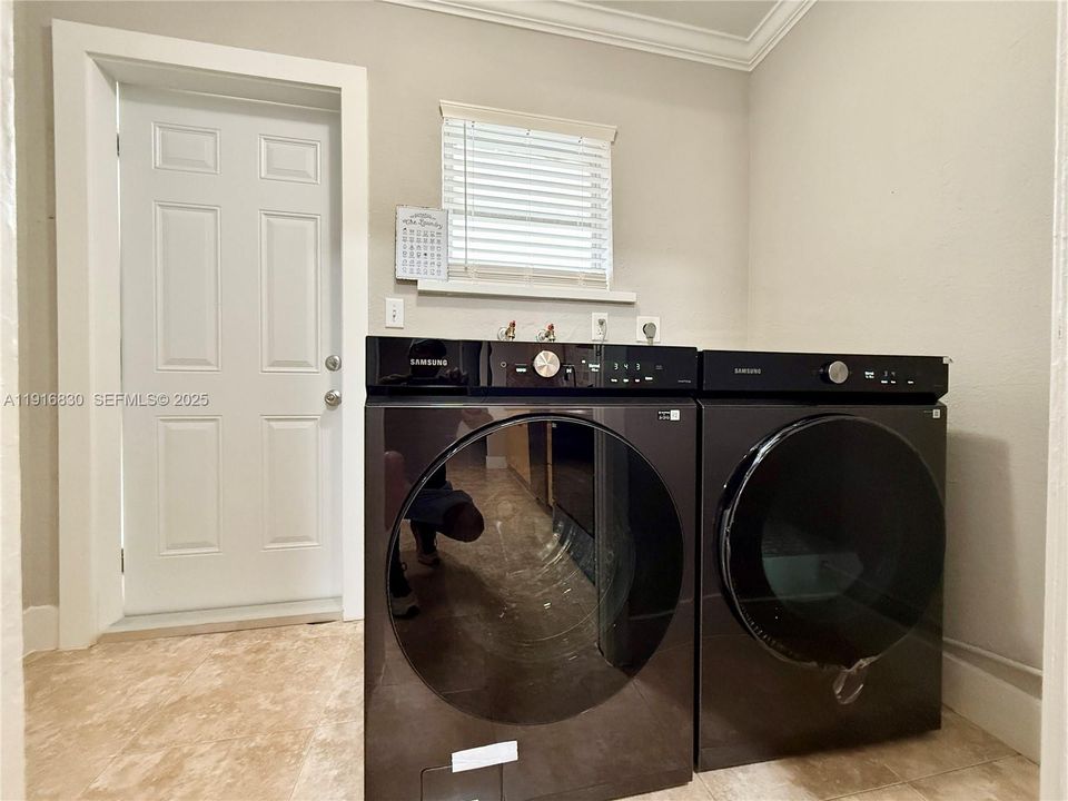 合同活跃: $4,000 (4 贝兹, 3 浴室, 2076 平方英尺)