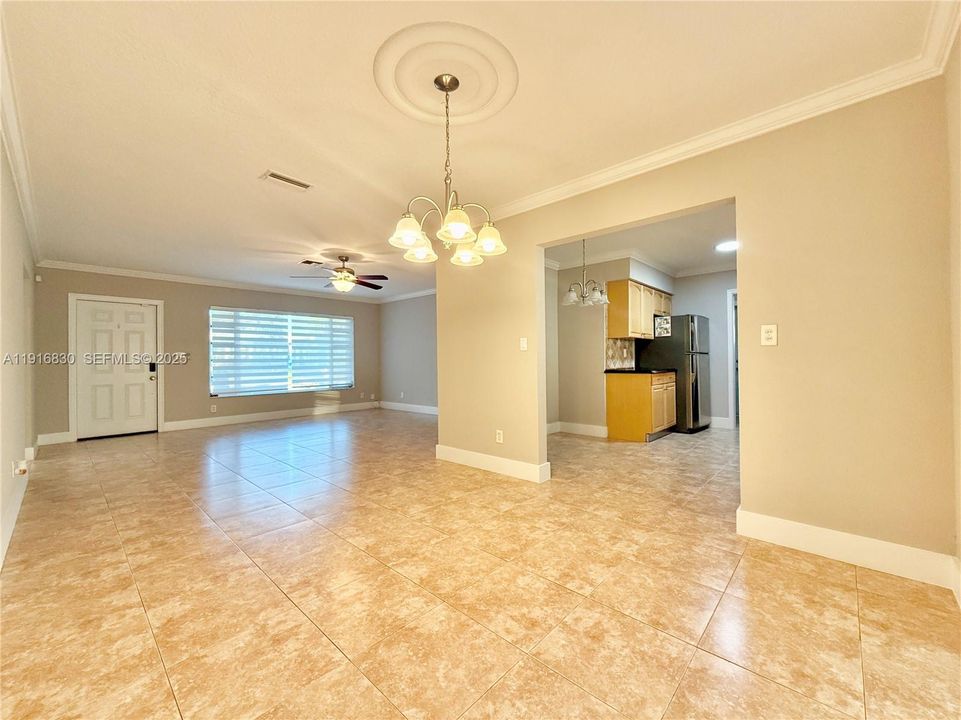 合同活跃: $4,000 (4 贝兹, 3 浴室, 2076 平方英尺)