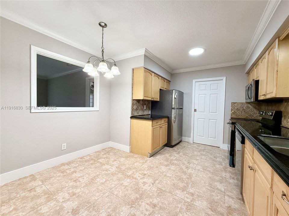 合同活跃: $4,000 (4 贝兹, 3 浴室, 2076 平方英尺)