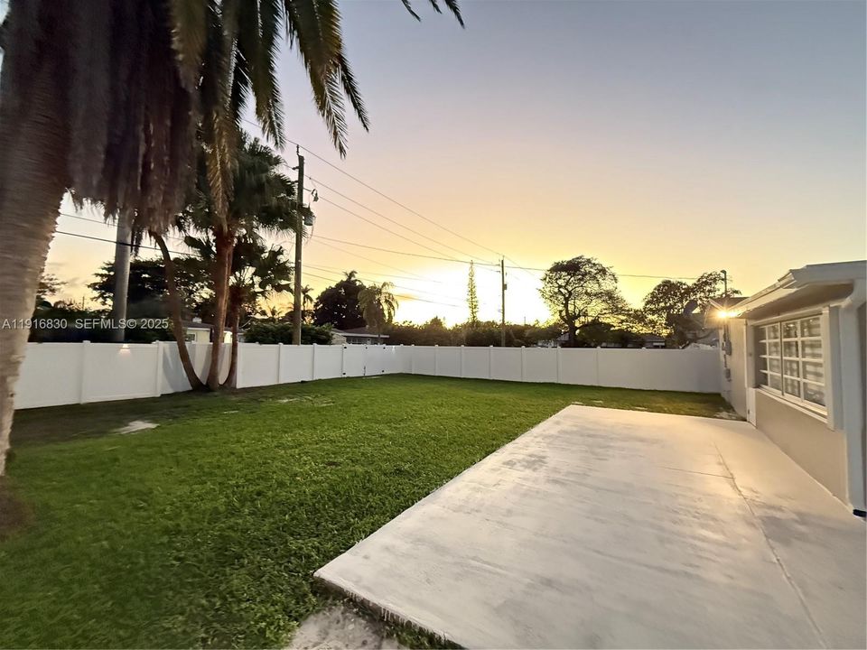 合同活跃: $4,000 (4 贝兹, 3 浴室, 2076 平方英尺)