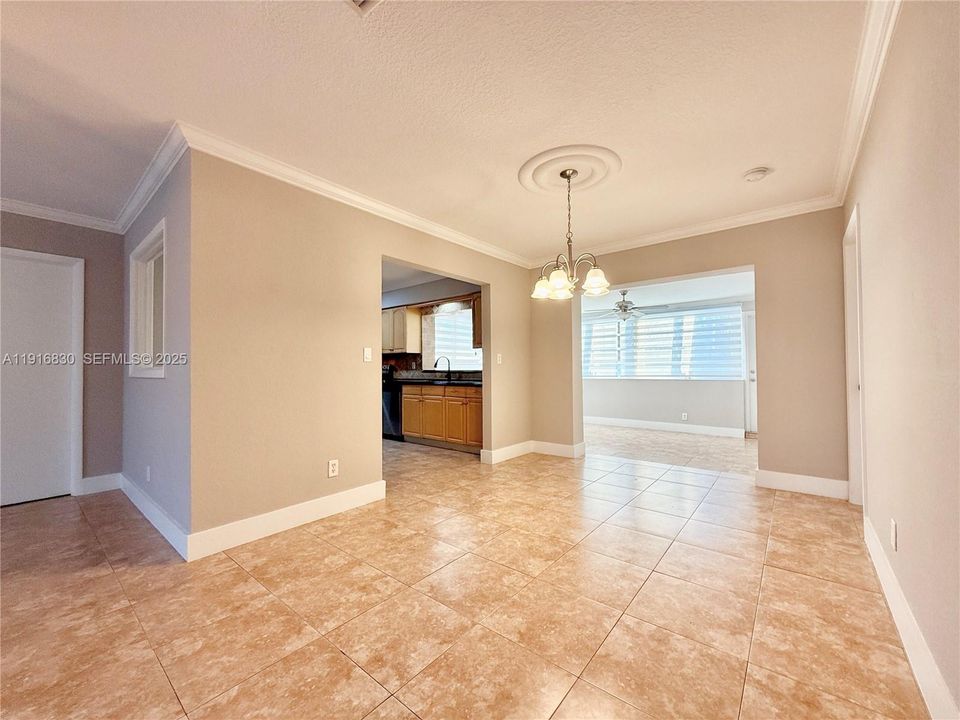 合同活跃: $4,000 (4 贝兹, 3 浴室, 2076 平方英尺)