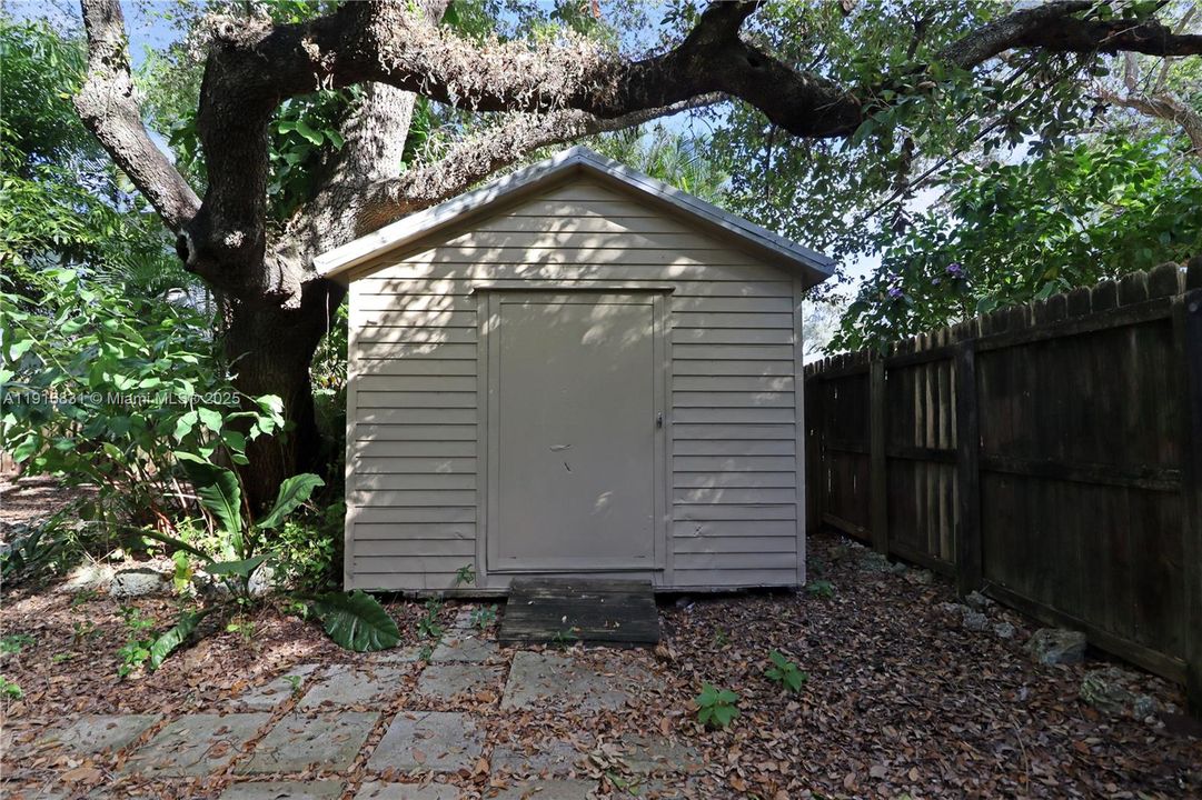 For Sale: $1,350,000 (4 beds, 2 baths, 2124 Square Feet)