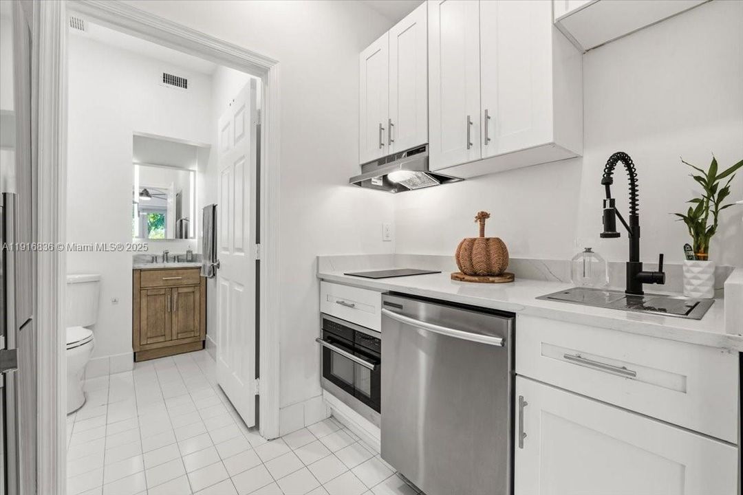 Active With Contract: $1,800 (0 beds, 1 baths, 1966 Square Feet)