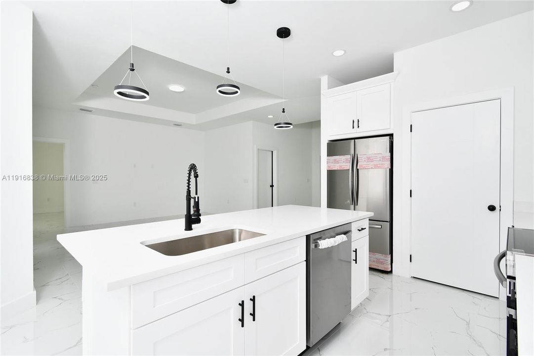 For Sale: $379,000 (4 beds, 3 baths, 1714 Square Feet)