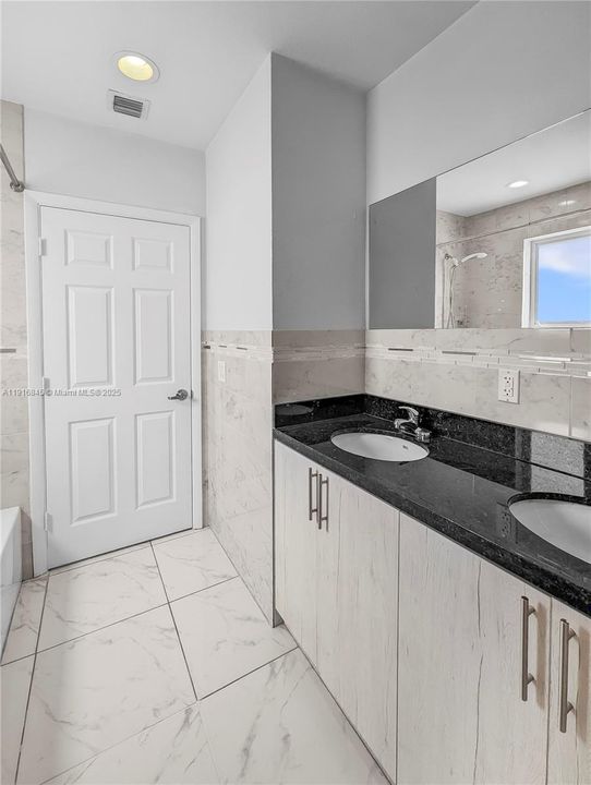 В аренду: $2,675 (2 спален, 2 ванн, 1240 Квадратных фут)