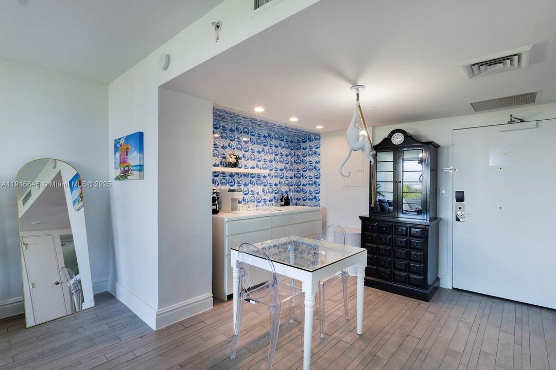 For Rent: $4,100 (1 beds, 1 baths, 676 Square Feet)