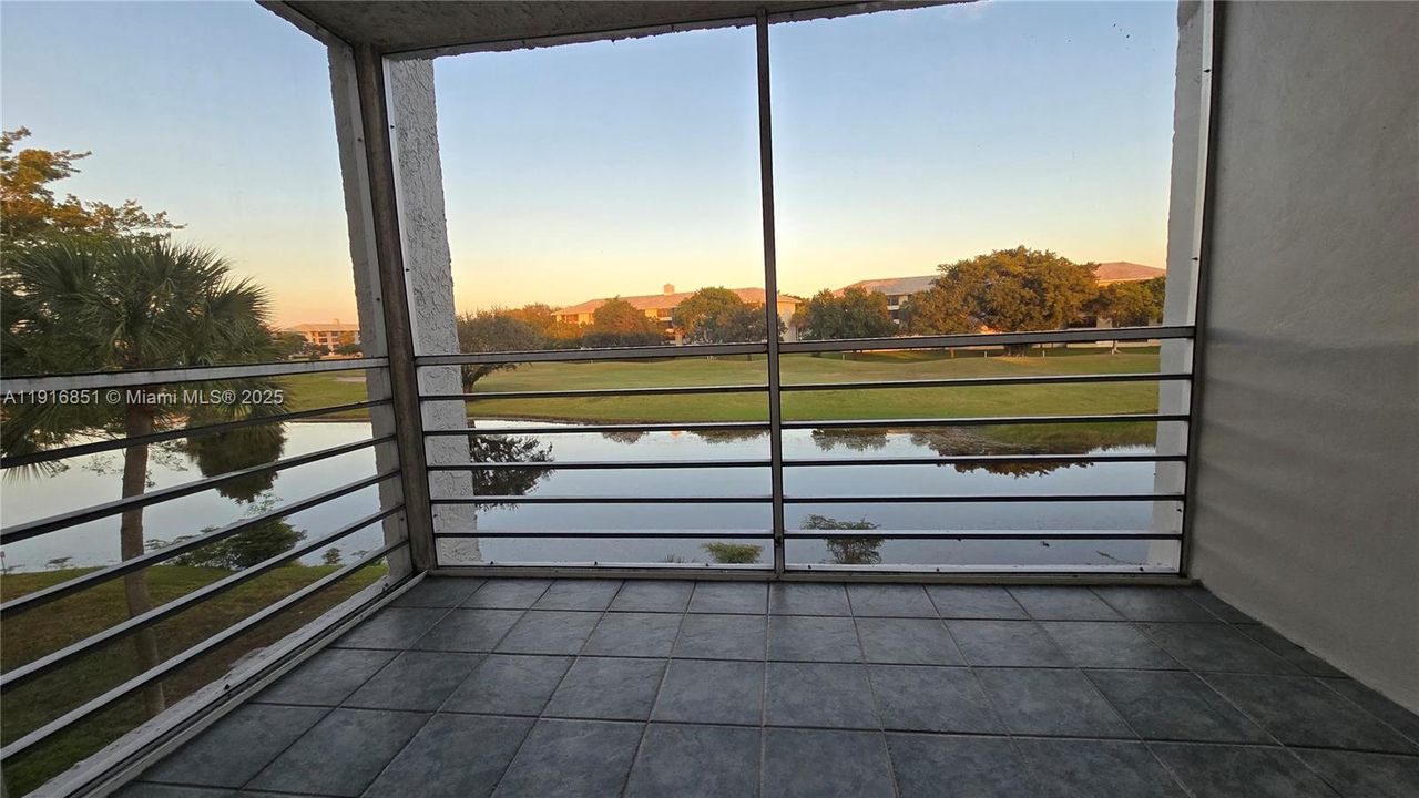 待售: $224,900 (2 贝兹, 2 浴室, 970 平方英尺)