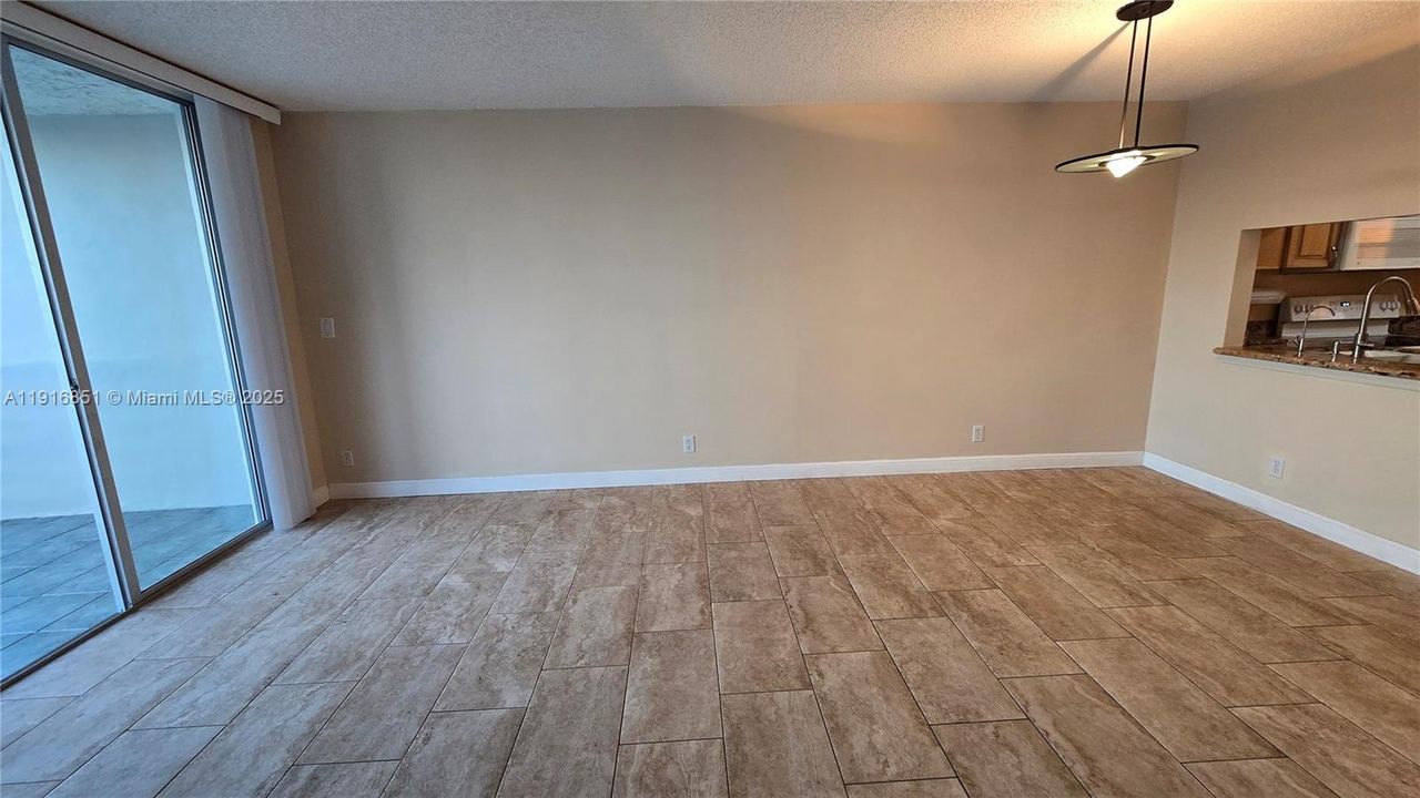 待售: $224,900 (2 贝兹, 2 浴室, 970 平方英尺)