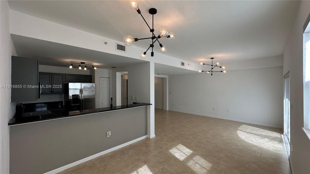 Под контрактом: $2,850 (3 спален, 2 ванн, 1256 Квадратных фут)