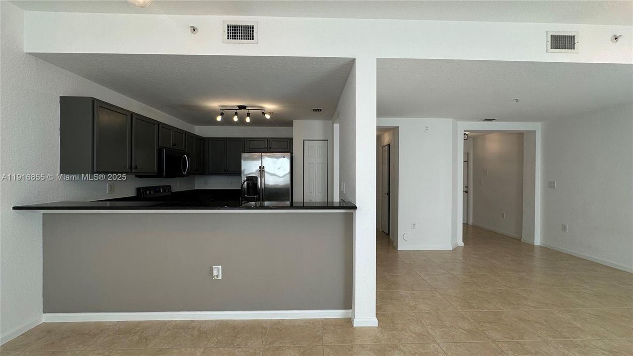 Под контрактом: $2,850 (3 спален, 2 ванн, 1256 Квадратных фут)