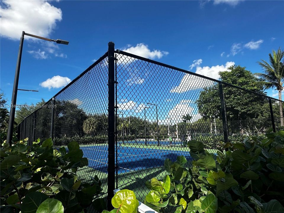 Под контрактом: $2,850 (3 спален, 2 ванн, 1256 Квадратных фут)